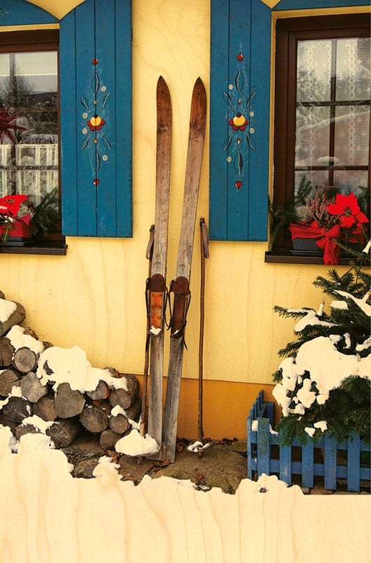 hironwoods-magnets-en-bois-skis-bois-chalet-magnet-bois image 1