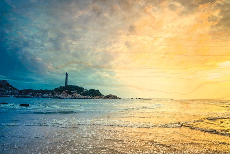 hironwoods-carte-postale-bois-phare-lointain-plage-100x150 image 1